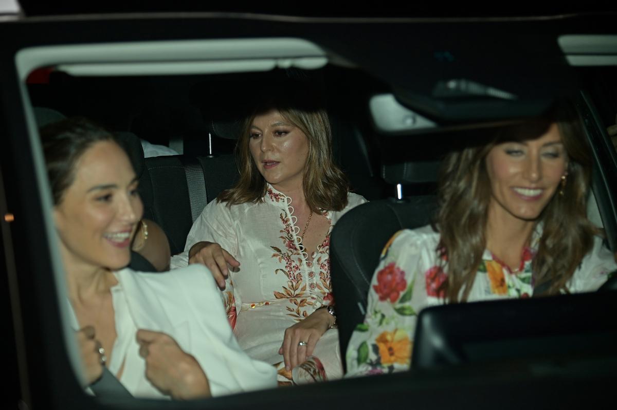 Chábeli Iglesias (en la parte de atrás del coche) con Tamara Falcó y Ana Boyer saliendo del Hotel Ritz.