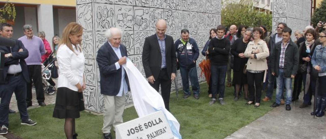 José Solla, en octubre de 2015, en la inauguración de la escultura “Inés-Palmira”, junto a la presidenta de la Diputación, Carmela Silva, y el alcalde de Bueu, Félix Juncal.   | // SANTOS ÁLVAREZ