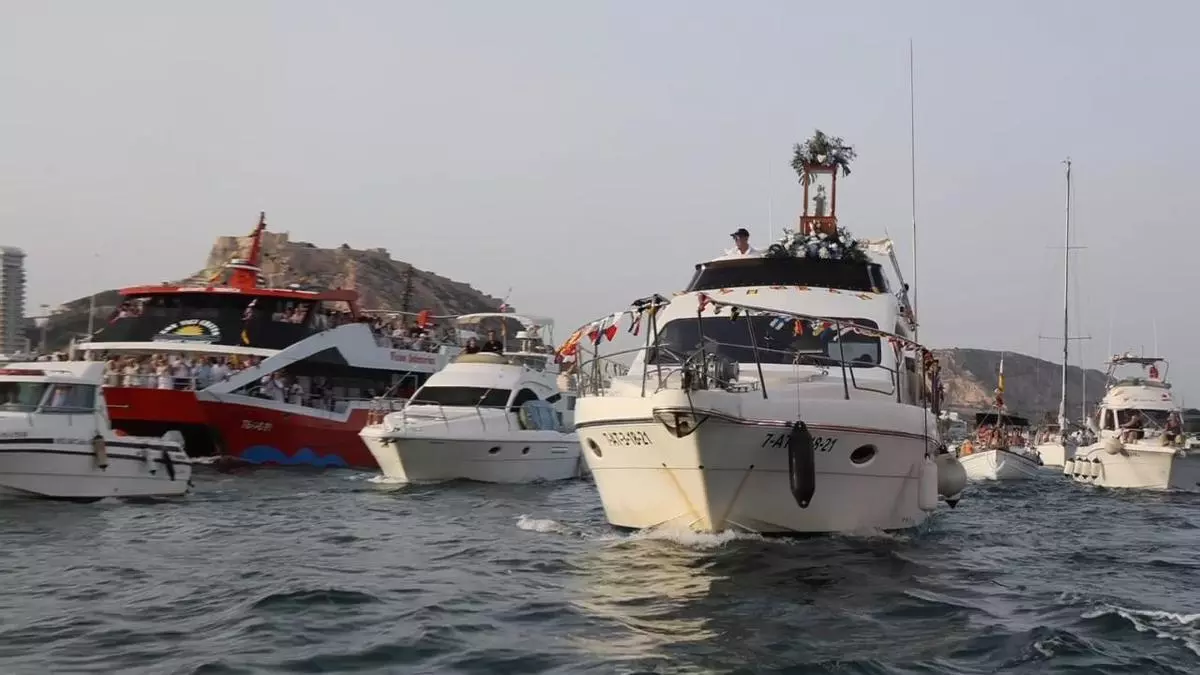 La Virgen del Carmen navega por la bahía de Alicante entre flores y salves marineras