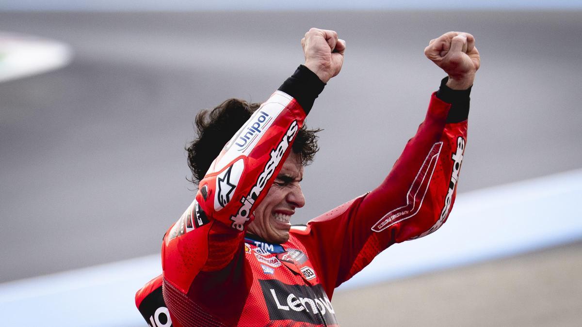 Marc Márquez (Ducati) celebra, con puños fuera y mueca de felicidad, fue título, hoy, en Motegi (Japón).