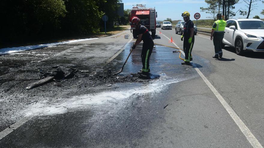 Efectivos de Emergencias O Grove despejando la calzada.