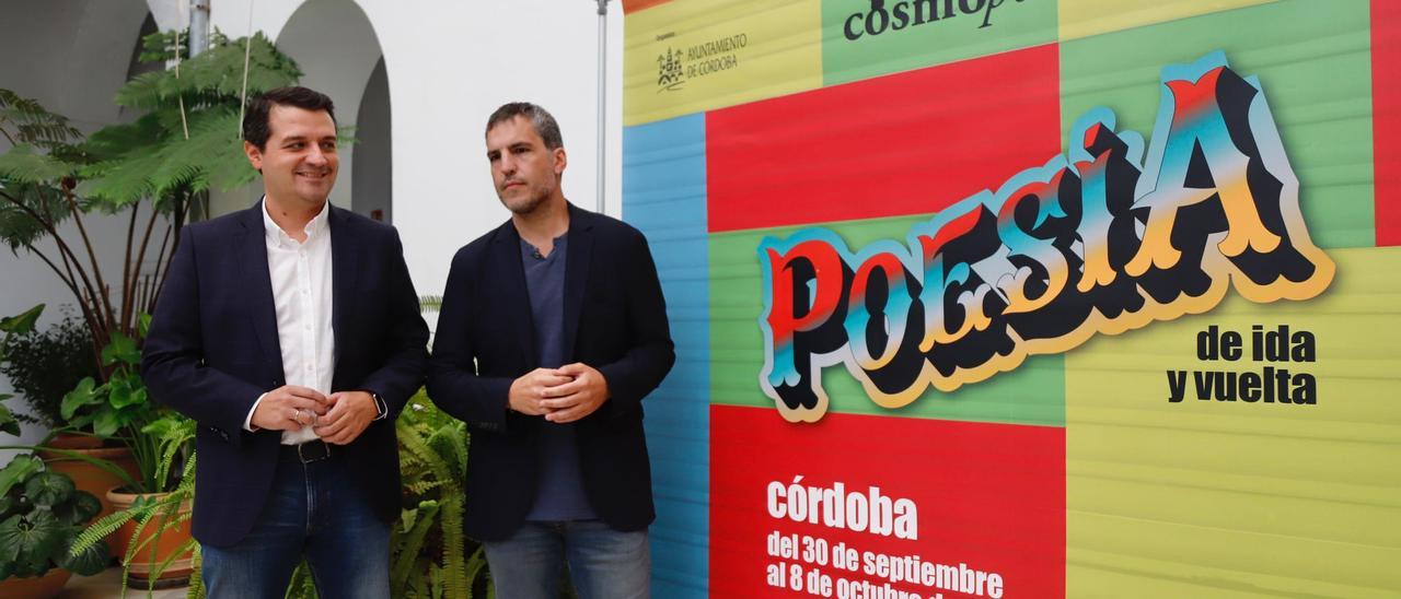 José María Bellido y Antonio Agredano, durante la presentación de Cosmopoética, en el Palacio de Orive.