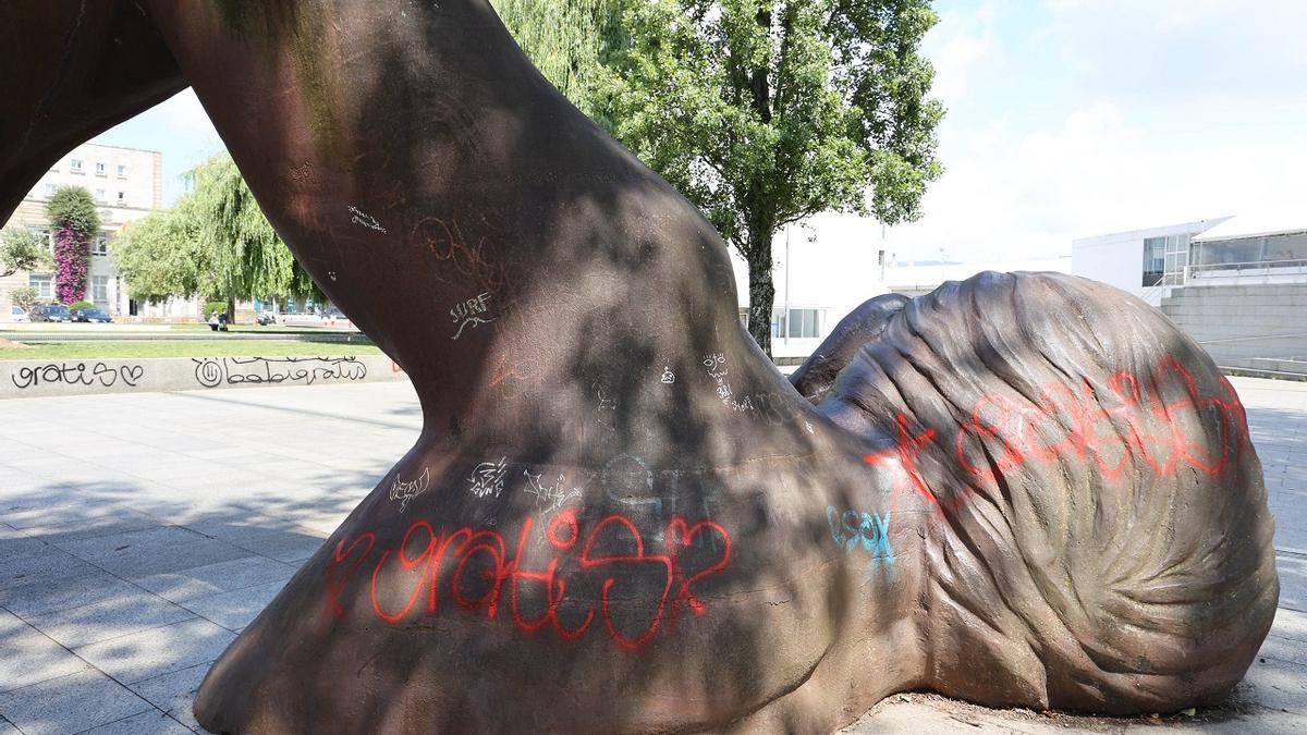 Vista de las pintadas en la parte de atrás de la escultura de El Nadador