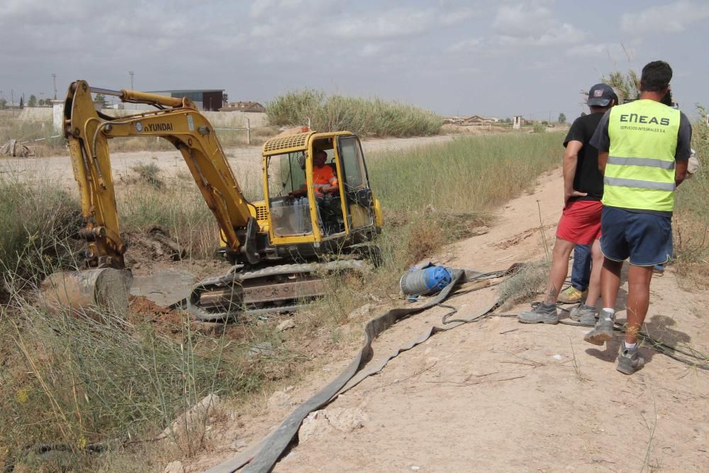 Protesta agricultores por el sellado del desagüe