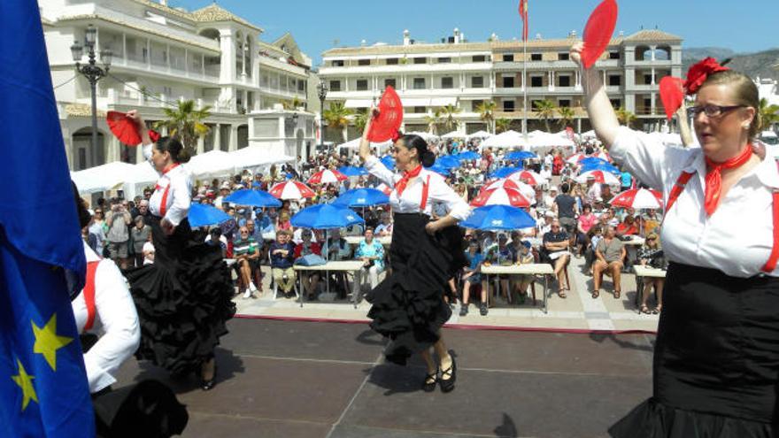 La plaza de España de Nerja registró ayer un lleno absoluto durante la celebración del Día del Residente.