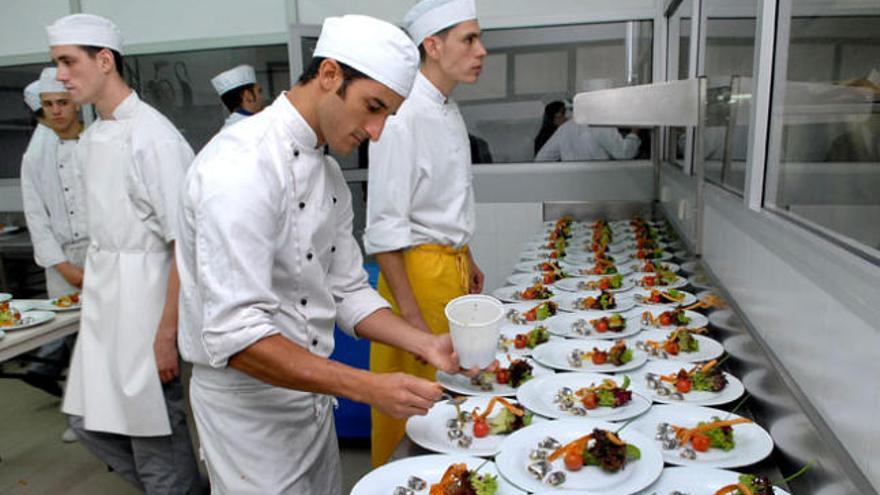 Algunos alumnos de Hecansa preparan parte del menú en el Hotel Escuela de Santa Brígida. i  SANTI BLANCO