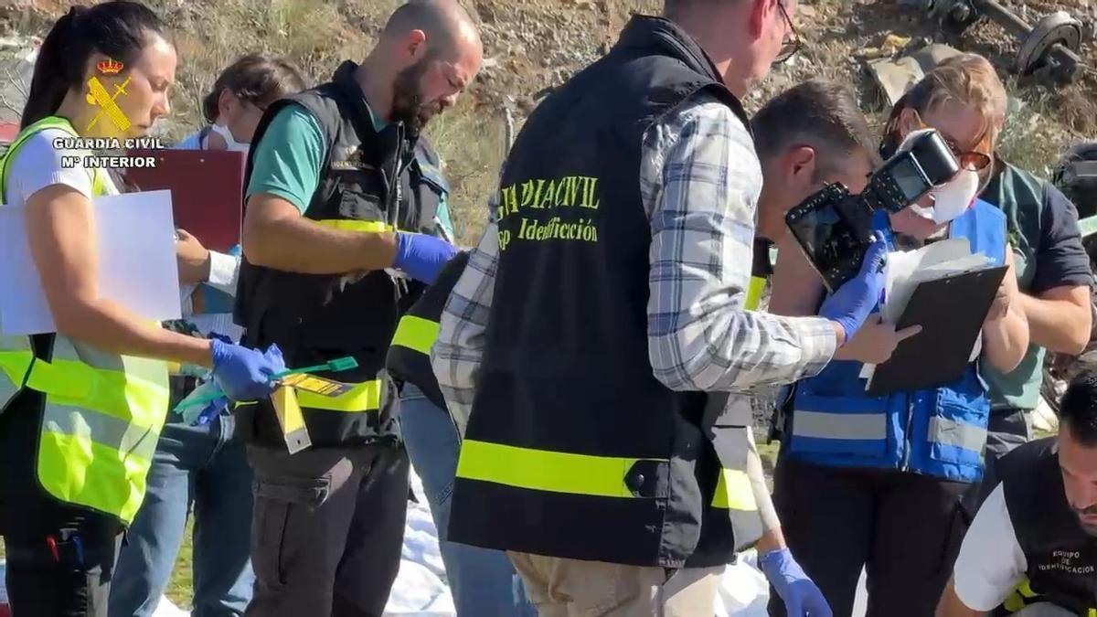 Agentes de la Guardia Civil llevan a cabo trabajos de investigación en Urda tras la colisión de dos trenes.mp4