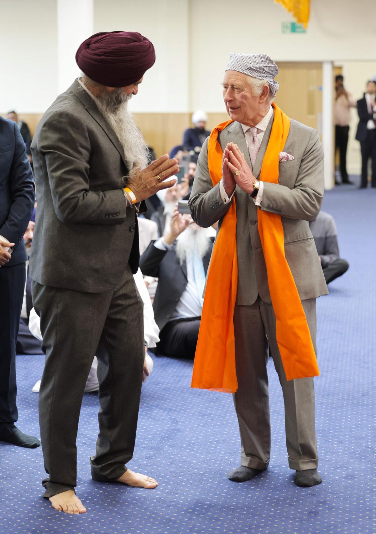 El Rey Carlos III visita el Guru Nanak Gurdwara Luton, donde se brinda enseñanza y práctica religiosa sij para todos los miembros de la comunidad y proporciona servicios sociales voluntarios para los ancianos, jóvenes y otros grupos de la comunidad.