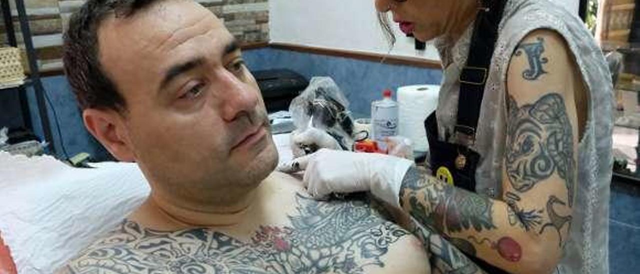 Sandra Llaneza tatúa a Iván Martínez en Brujo Tattoo.