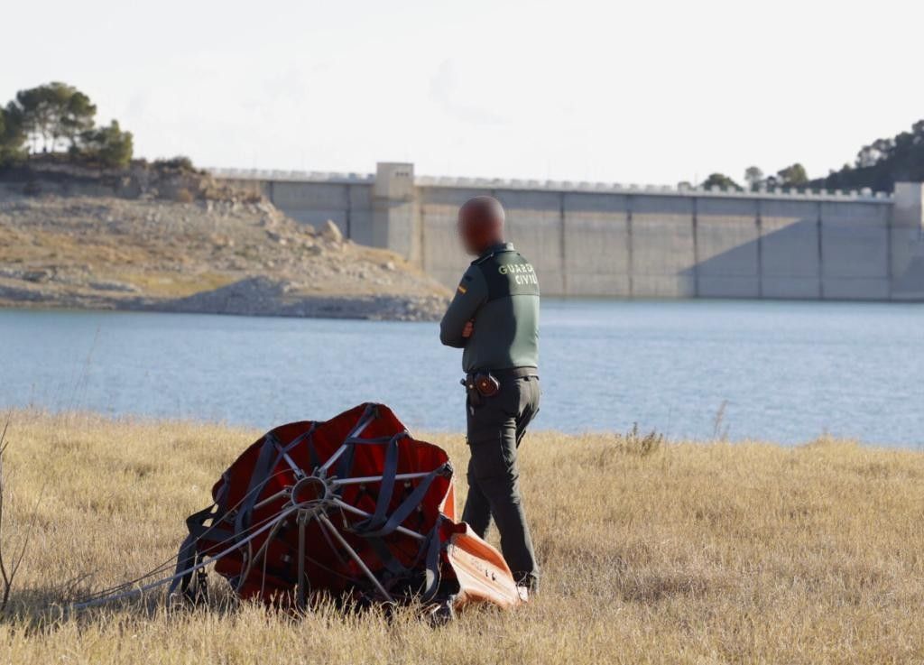 Un helicóptero de extinción cae al pantano de La Vila cuando hacía unas prácticas