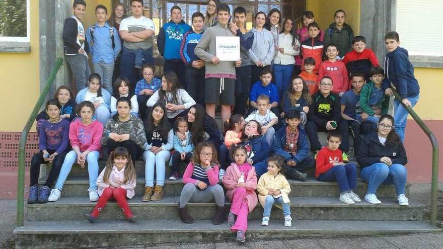 Los colegios de Grandas de Salime y Oscos, reconocidos por su apoyo a Save the Children