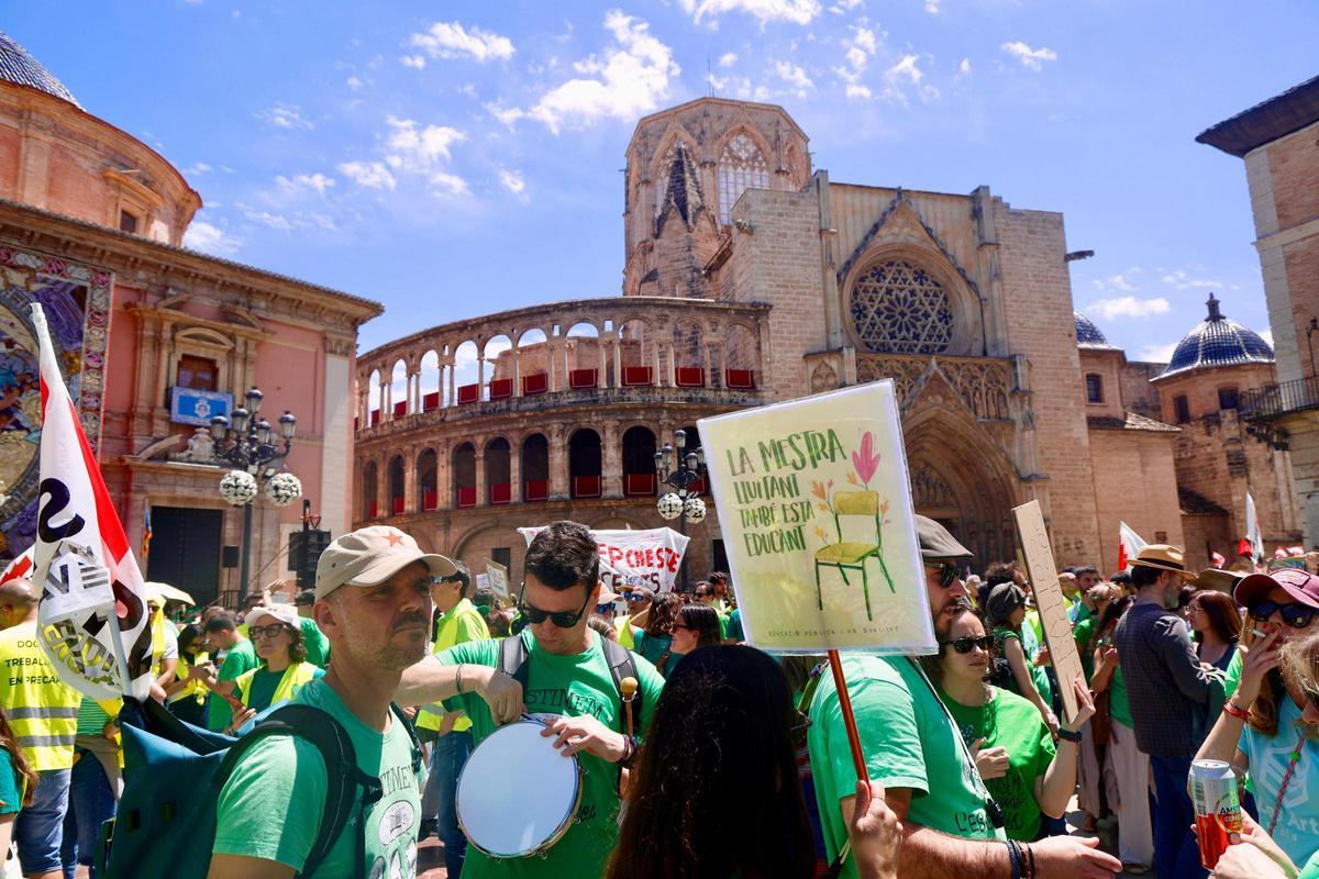 Así ha sido la marcha "histórica" de los profesores en València el día de la huelga