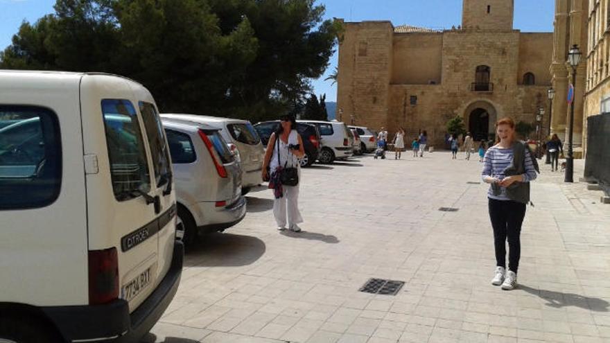 In die Tiefgarage vebannt: parkende Autos vor der Kathedrale in Palma.