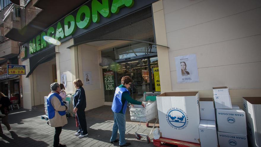 Imagen de una colecta de alimentos en Mercadona.