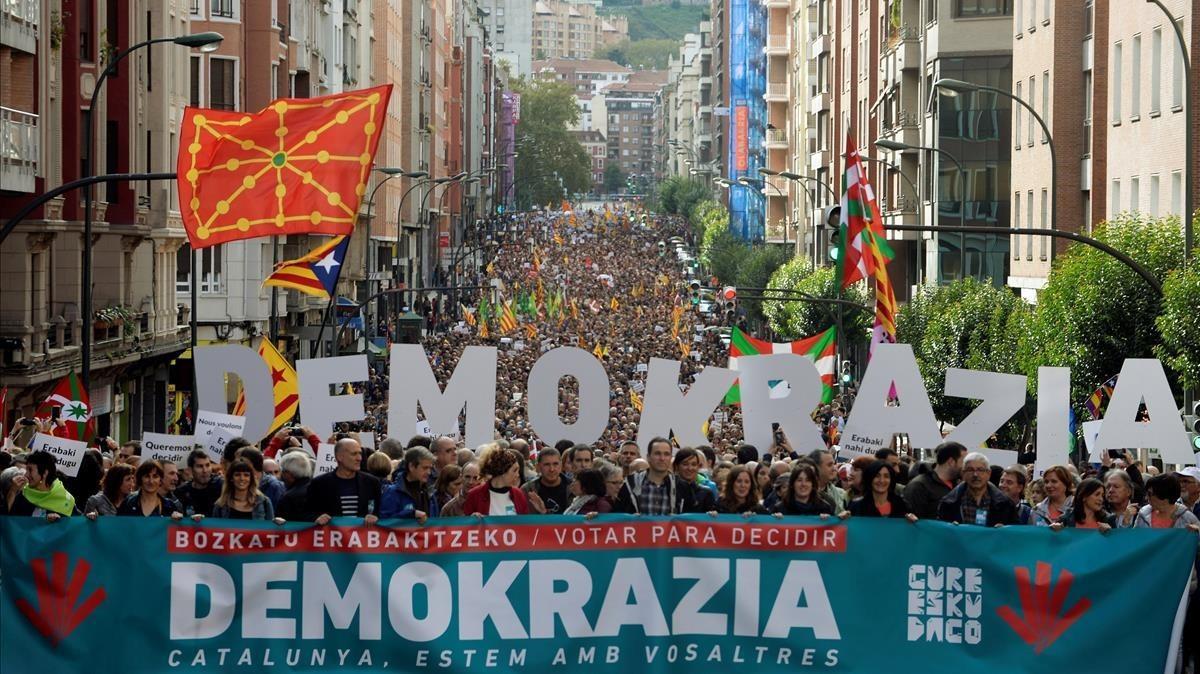 zentauroepp40138679 thousands of demonstrators walk behind a banner that reads  180211174037