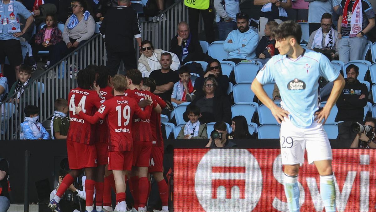 VIGO (PONTEVEDRA), 16/04/2026.- Los jugadores del Friburgo celebran su primer gol durante el partido de vuelta de cuartos de final de la Liga Europa de fútbol entre el Celta y el Friburgo, este jueves en el estadio de Balaídos. EFE/ Salvador Sas