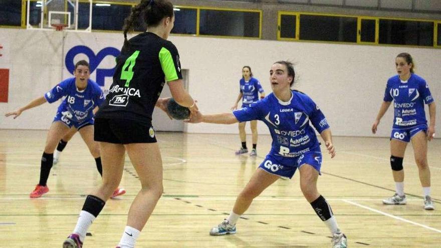 Celia marca a Patiño, del Rodavigo, durante el encuentro de ayer.