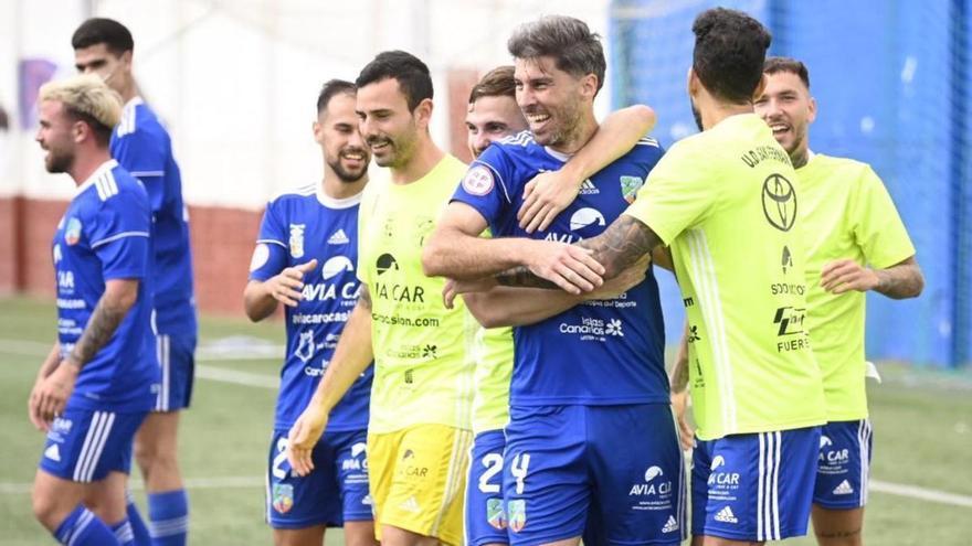 Stephane –en el centro de azul– es felicitado por sus compañeros tras anotar el penalti definitivo