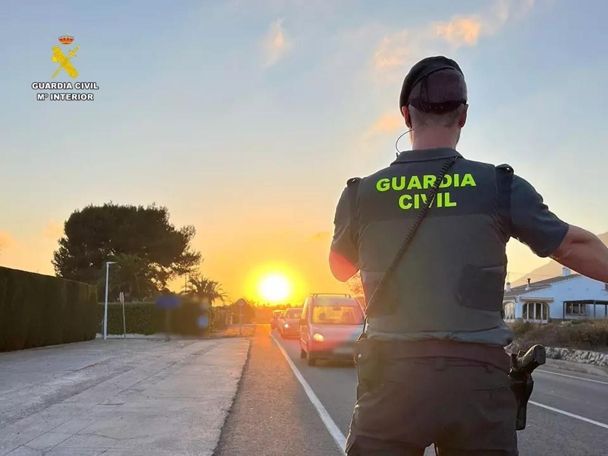Un agente de la Guardia Civil durante un control de tráfico