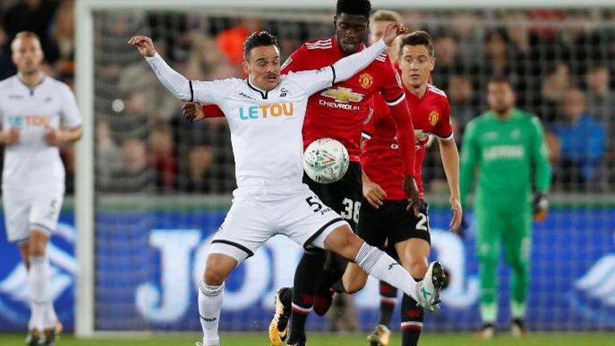 Roque, ayer, ante el Manchester United en el Liberty Stadium.