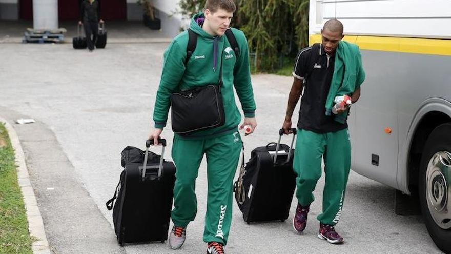 Cooley y Smith, camino del autobús, antes de viajar con el equipo.