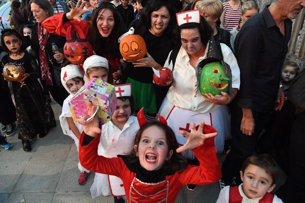 Desfile con los alumnos del Fernández Latorre y de Carricanta.