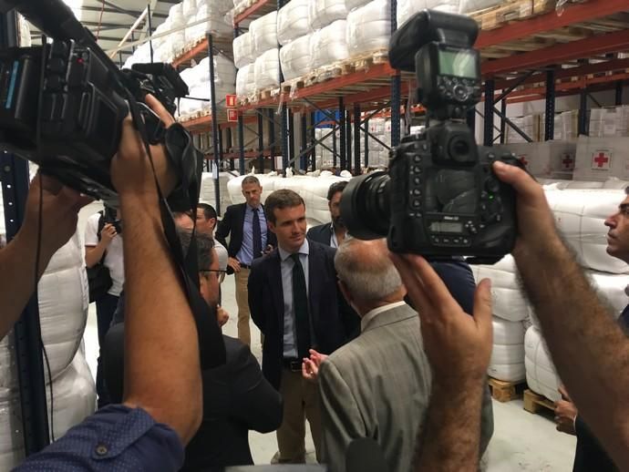 Pablo Casado visita la nave de Cruz Roja en el ...