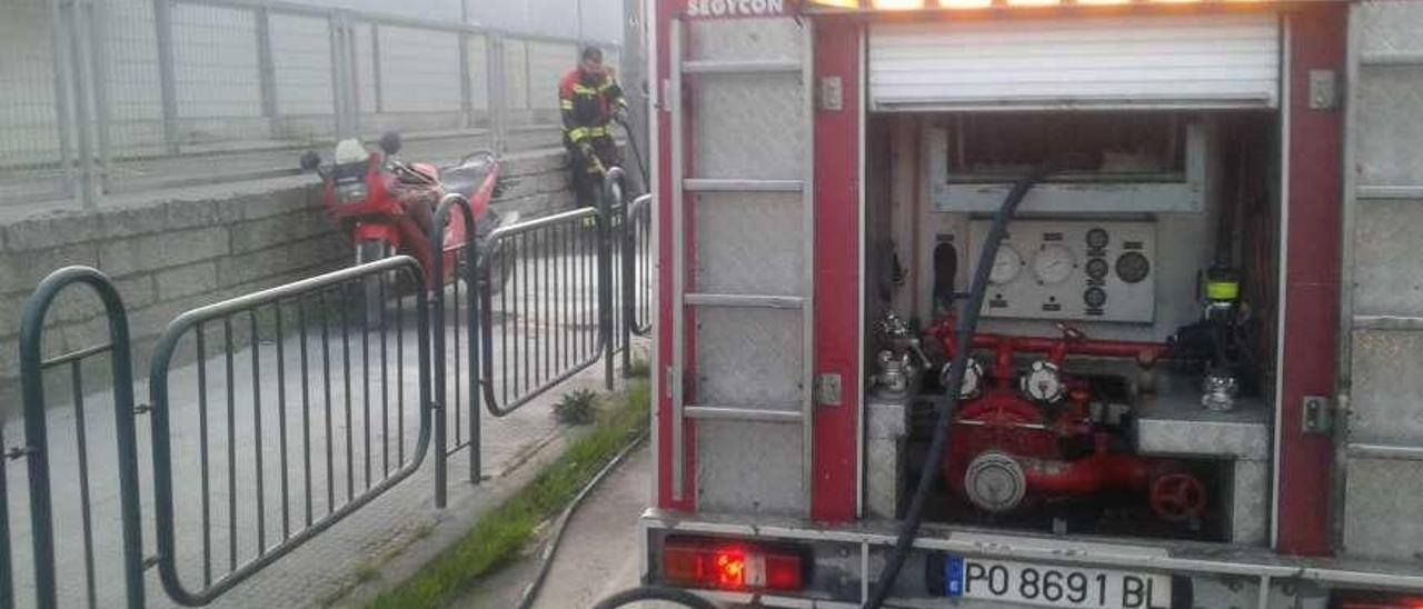 Fuego en una moto.  Sucedió muy cerca de las 19.00 horas, cuando el conductor vio como su moto empezó  a  echar fuego en el semáforo del IES de Rodeira.   Pudo saltar a tiempo  y un miembro de Protección Civil,  que estaba en el centro, cogió un extintor del mismo y sofocó el fuego. Gonzalo Núñez