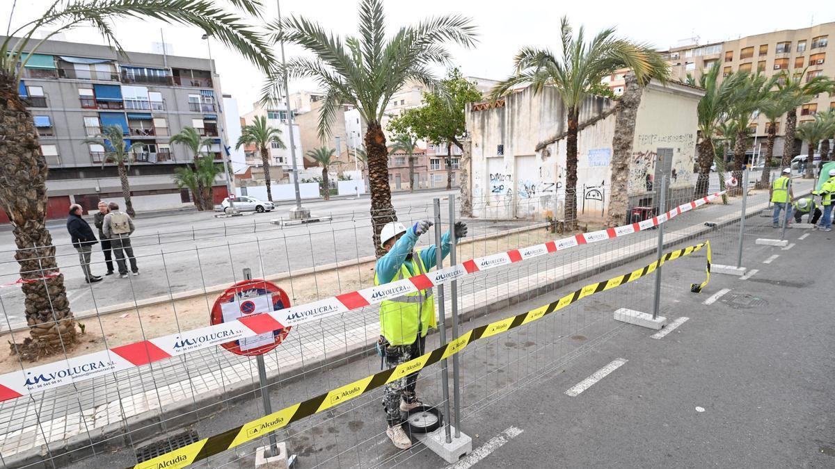 Comienza el vallado del solar de Jayton en Elche para la construcción del nuevo Centro Sociocultural de Carrús