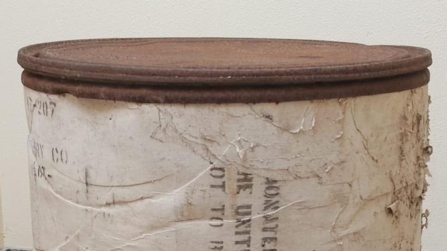 Un bidón do leite en po americano para o Museo do Pobo Galego