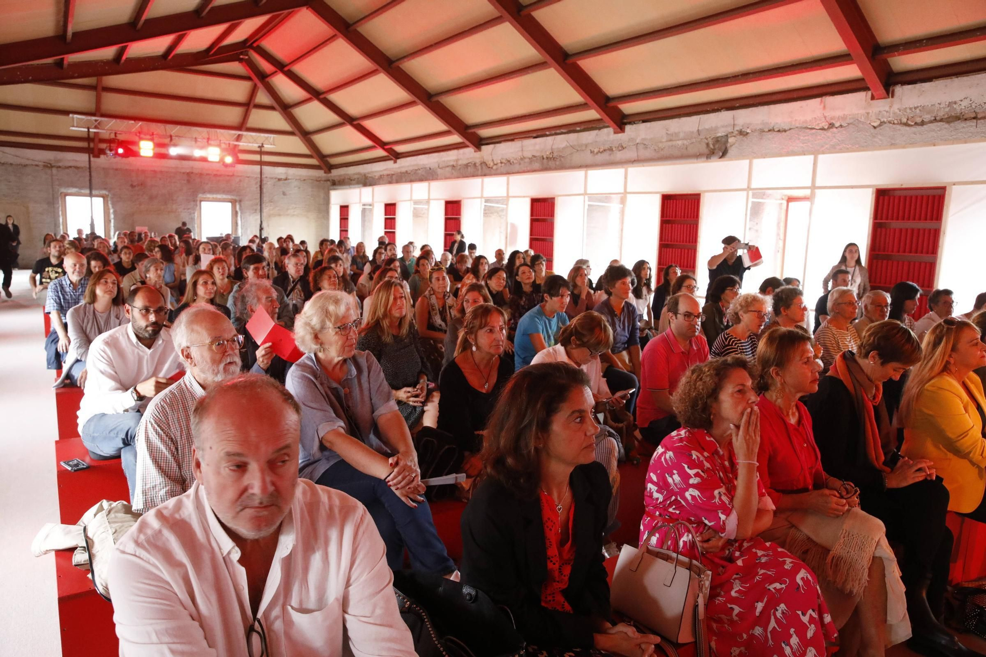 Mesa Redonda "¿De qué hablamos cuando hablamos de Murakami? Murakami en la orilla" en Edificio Tabacalera (Gijón)