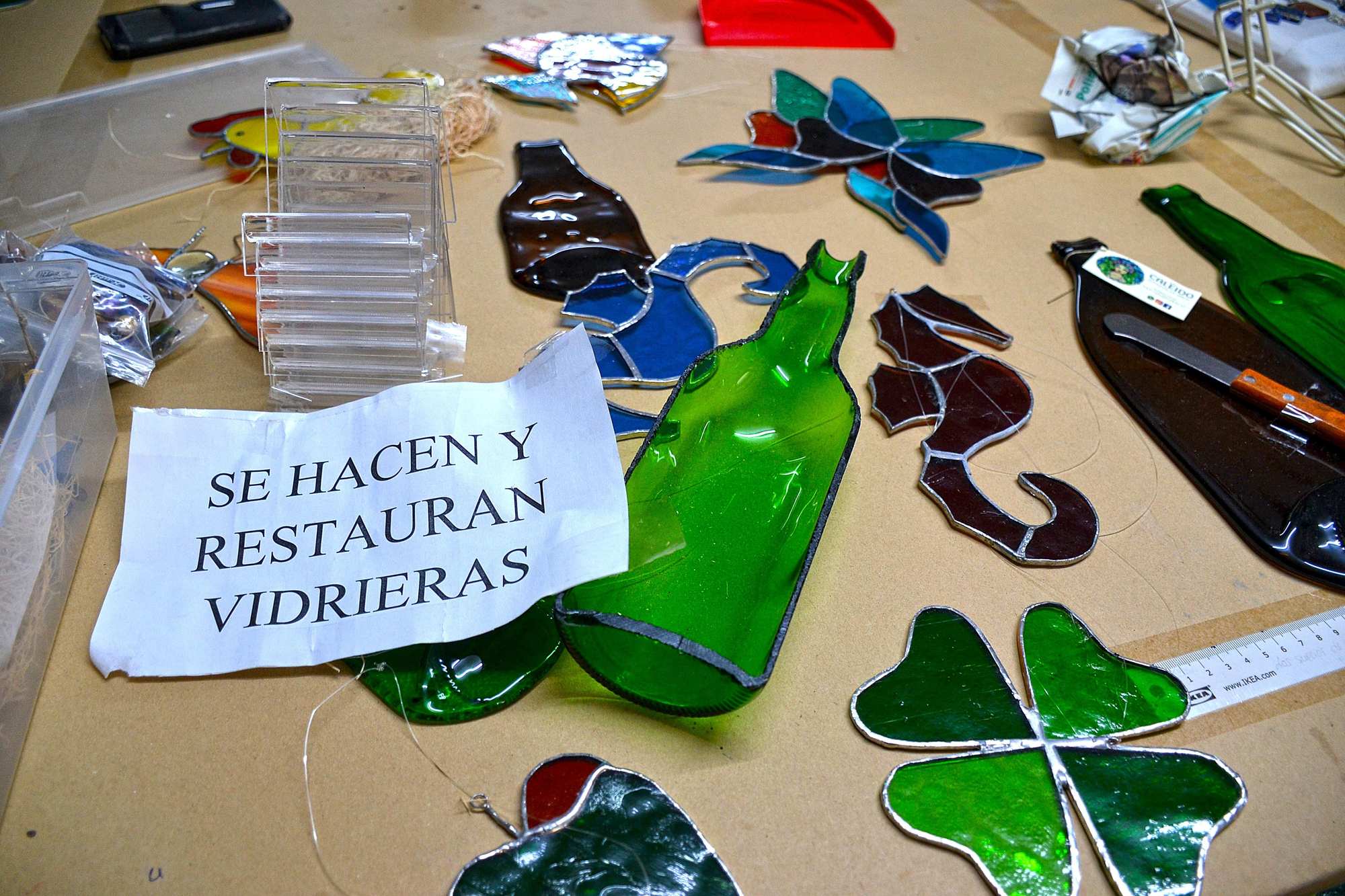 Mesa de trabajo de Isaura Tejo, en su taller en el pueblo de Trelles.