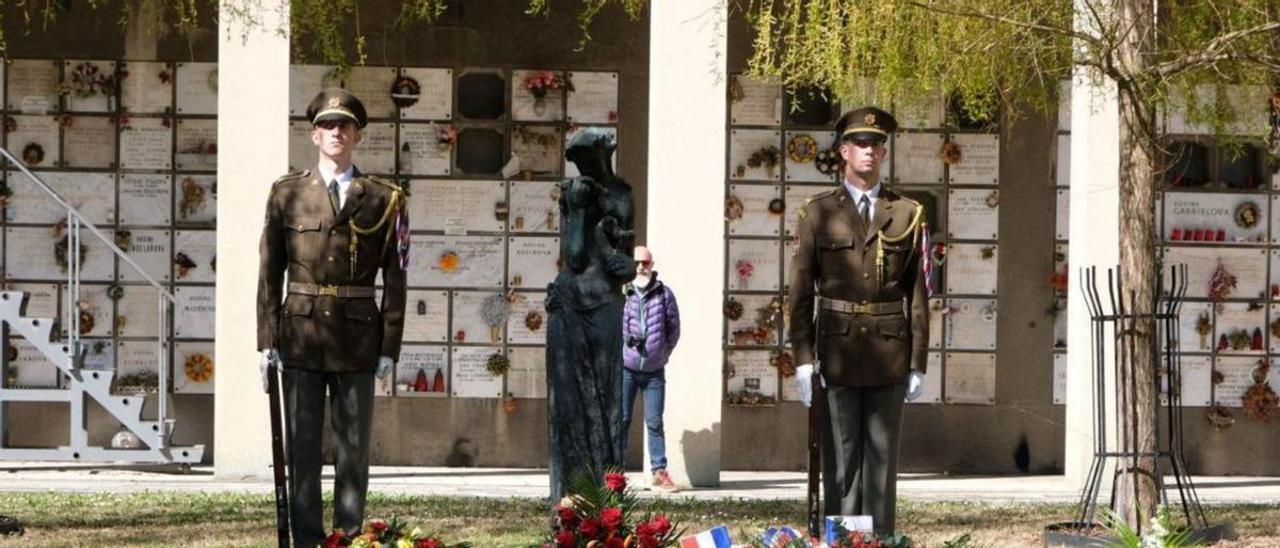 Herrera y Jurado depositan flores ayer en el homenaje a los deportados asesinados.