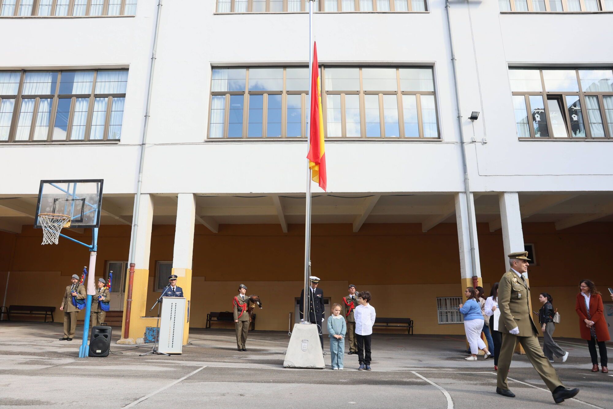 Escuelas Blancas. Acto de izado de la bandera con asistencia del delegado de Defensa y representantes de la Guardia Civil, la Policía Nacional y la Municipal, entre otros
