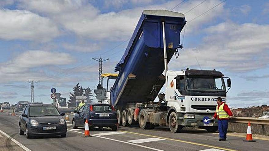 Circulación pesada a las afueras de Zamora por las obras de reposición del firme.