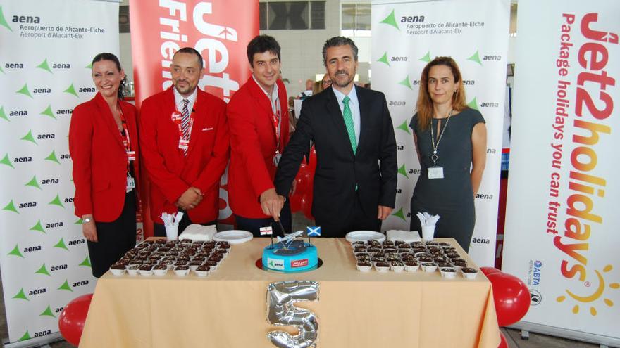 Tomás Melgar, director del aeropuerto, celebra el 5 aniversario de los vuelos
