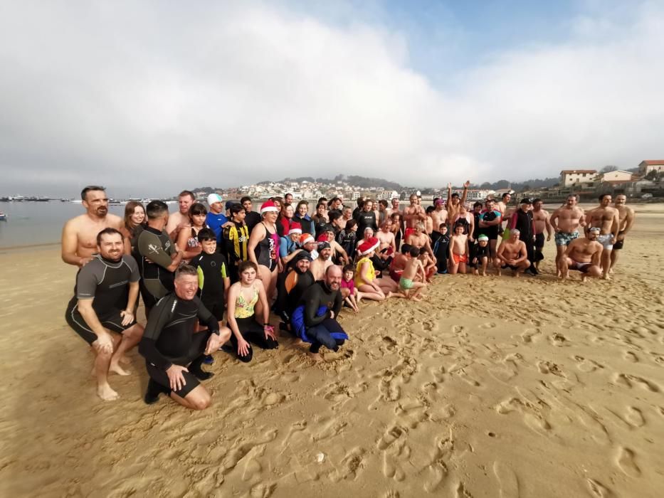 Unas 70 personas se lanzan al mar en Vilariño para reclamar inversiones para la aldea