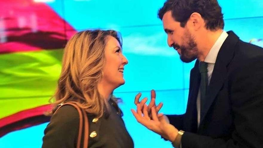 Teresa Mallada charla con Pablo Casado en la junta directiva nacional del PP de ayer.