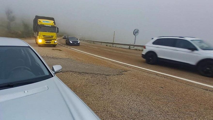 El &quot;efecto caravana&quot; de las obras en Pajares en pleno verano: así es subir el puerto detrás de camiones