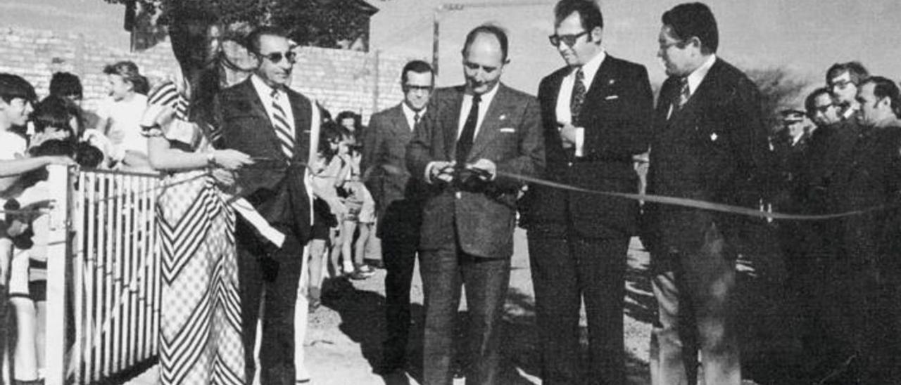 Inauguración do colexio o 13 setembro 1974, con autoridades e a Miss Cangas.   | // ARQUIVO XERARDO DASAIRAS