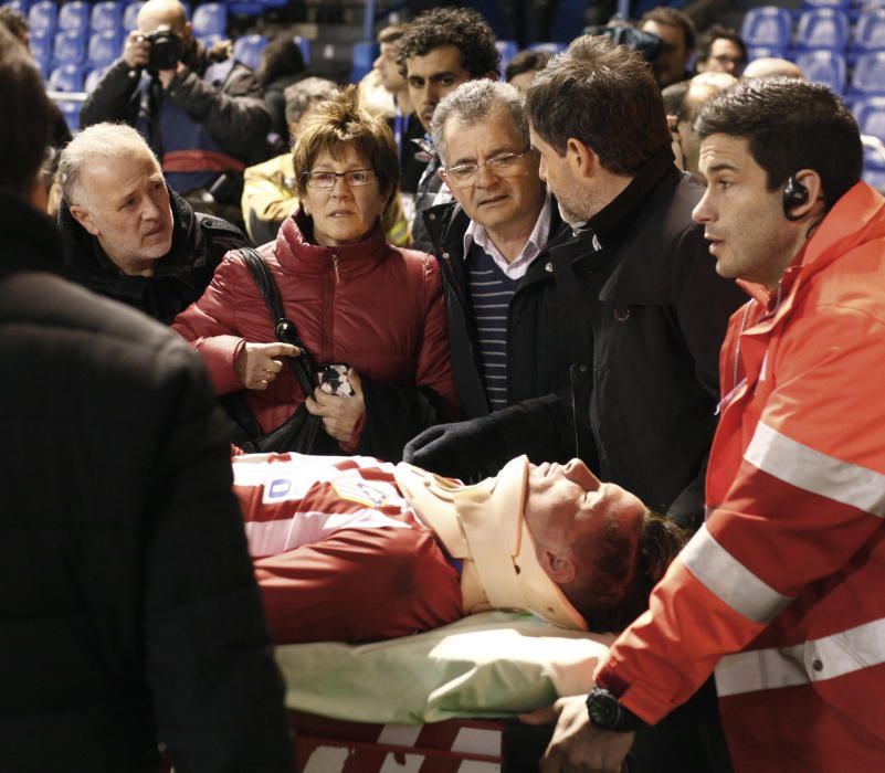 En marzo de 2017 sufrió un violento golpe en la cabeza en Riazor, del que se recuperó sin problemas. En la imagen, evacuado en camilla.