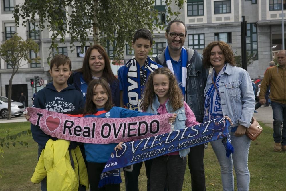 La afición azul apoya al Real Oviedo en el Tartiere