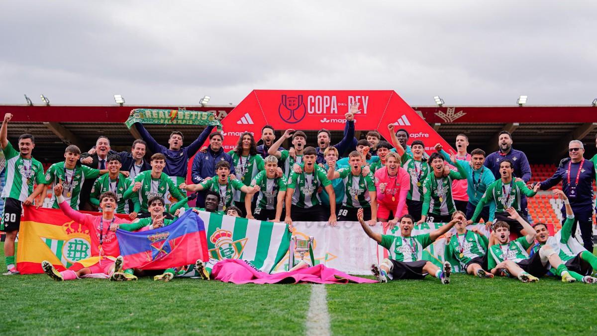 El Betis celebró el título de la Copa del Rey juvenil