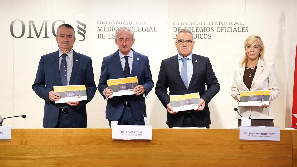 Los responsables de la Organización Médica Colegial, durante la presentación del estudio.