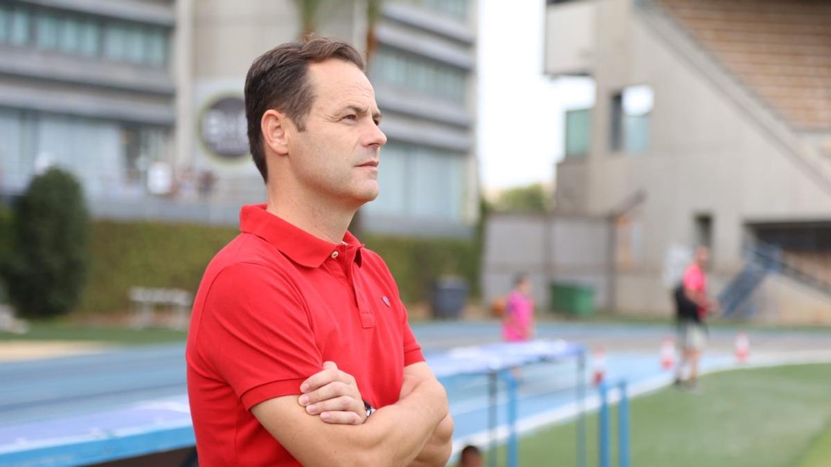 Juanmi Puentenueva, en la línea de banda dirigiendo un encuentro del Salerm Puente Genil este curso.