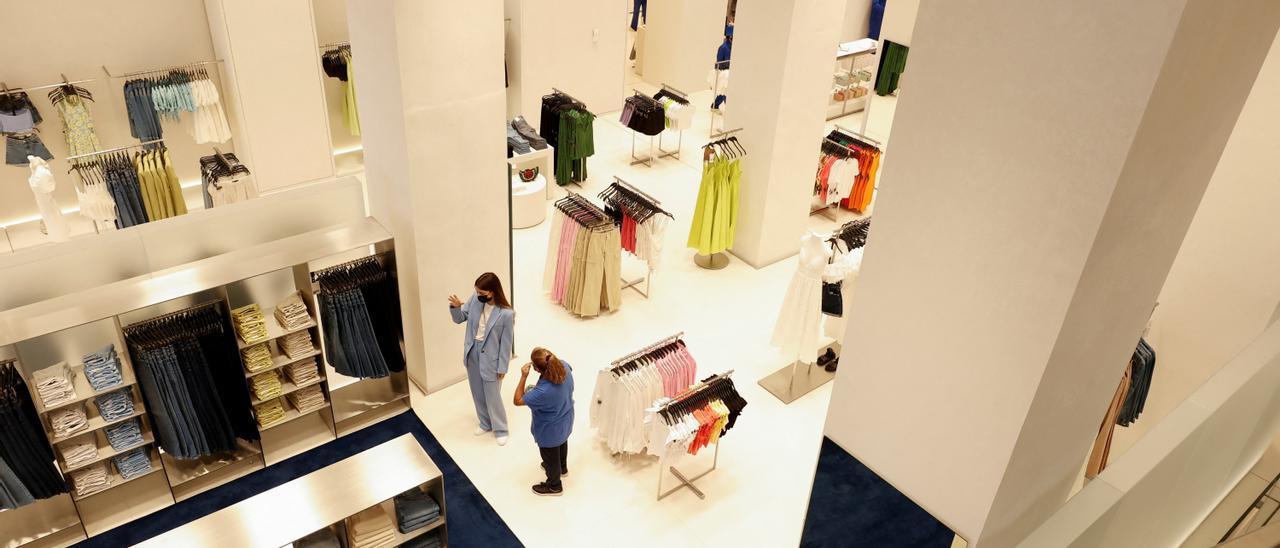 ZARA PLAZA ESPAÑA MADRID Abre el Zara más grande del mundo: turnos para el  probador, lencería y pagos desde el móvil