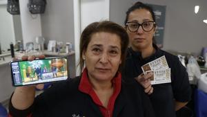 Los niños de San Ildefonso cantaron el número 57.170 pero hoy Loterías y Apuestas del Estado no lo reconoce. En la foto, Elena y Lorena, las hermanas peluqueras que vendieron el décimo "premiado"