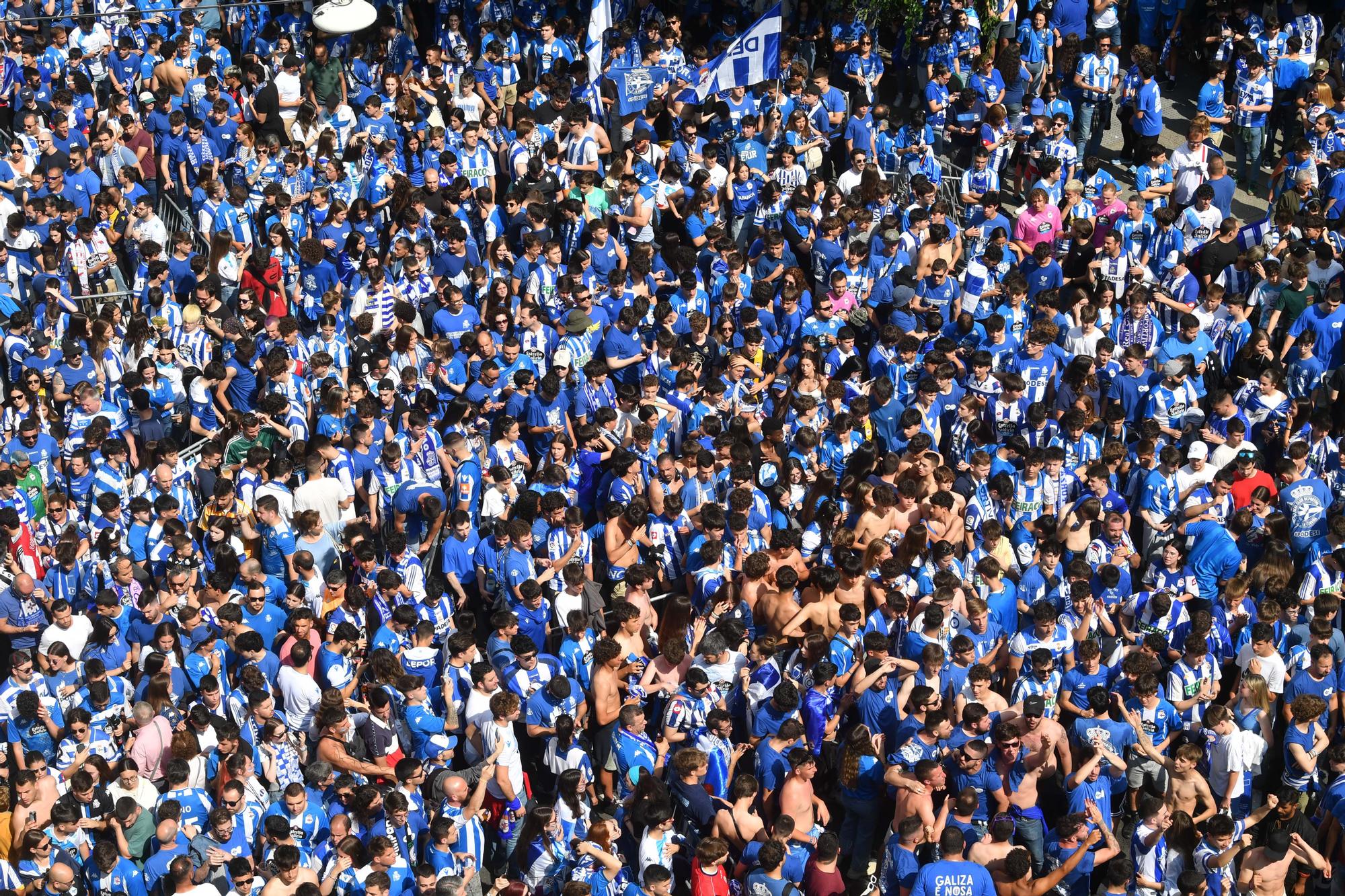 Multitudinario recibimiento de la afición al Dépor en Riazor antes del partido contra el Castellón