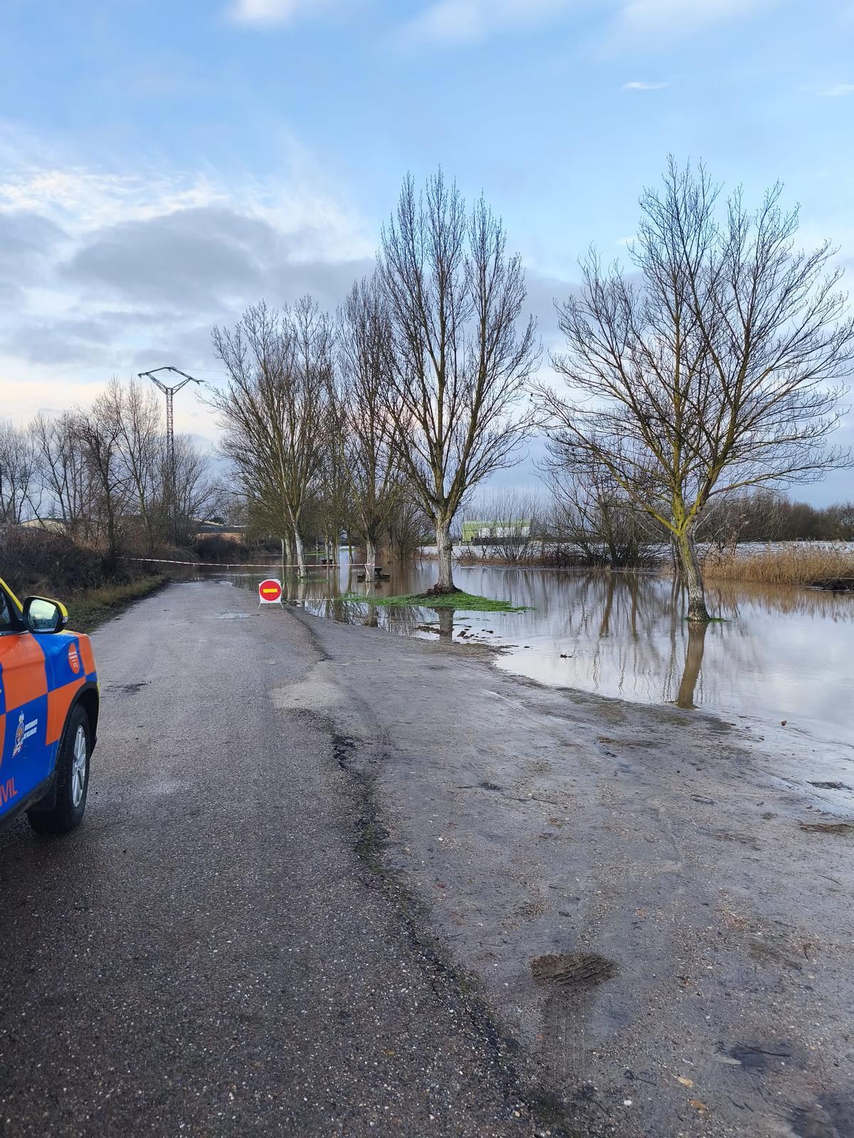 Carretera del "camino viejo" de Vilalralbo, cortada por el desbordamiento del Duero.