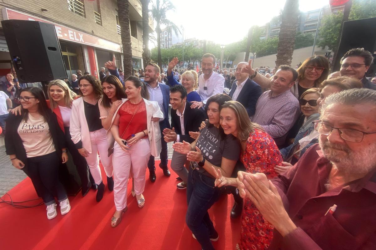 El alcaldable socialista, Carlos González, junto al secretario provincial del PSOE, el ilicitano Alejandro Soler, se hace una foto con miembros de su candidatura y simpatizantes.